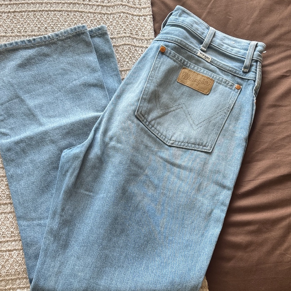 Wrangler women’s Classic Blue Straight Jeans